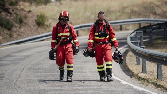 Dos militares de la UME en el incendio de La Mierla, en Guadalajara. 