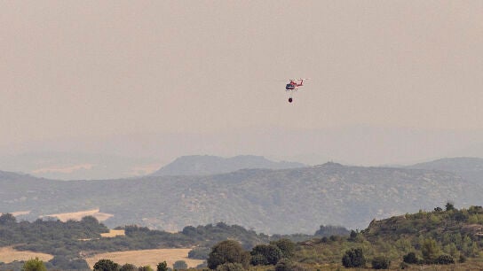 Un helic&oacute;ptero trabaja en las labores de extinci&oacute;n del incendio forestal declarado el mi&eacute;rcoles en Or&eacute;s (Zaragoza)