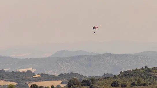 Un helicóptero trabaja en las labores de extinción del incendio forestal declarado el miércoles en Orés (Zaragoza) Un helicóptero trabaja en las labores de extinción del incendio forestal declarado el miércoles en Orés (Zaragoza)