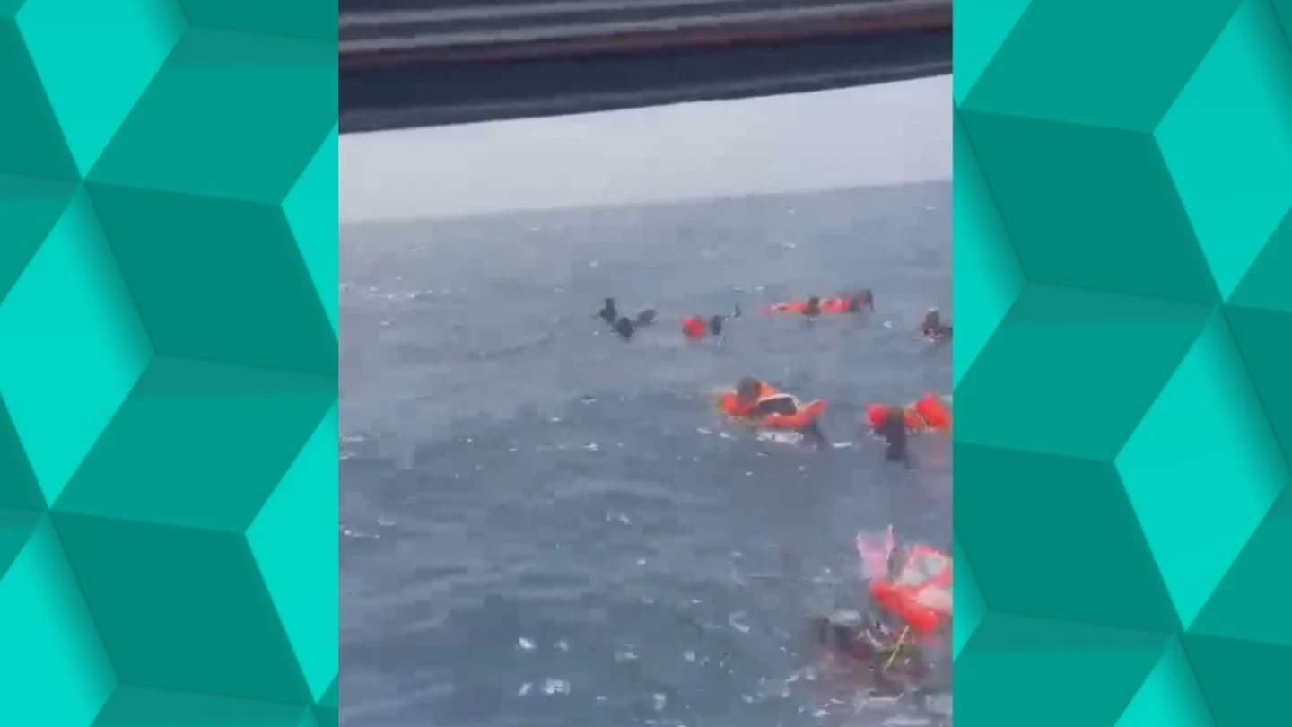 Rescatadas 11 personas tras hundirse un catamarán al sureste de Tabarca (Alicante) Rescatadas 11 personas tras hundirse un catamarán al sureste de Tabarca (Alicante)