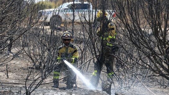 Bomberos trabajando en el incendio en la Sierra Norte de Guadalajara