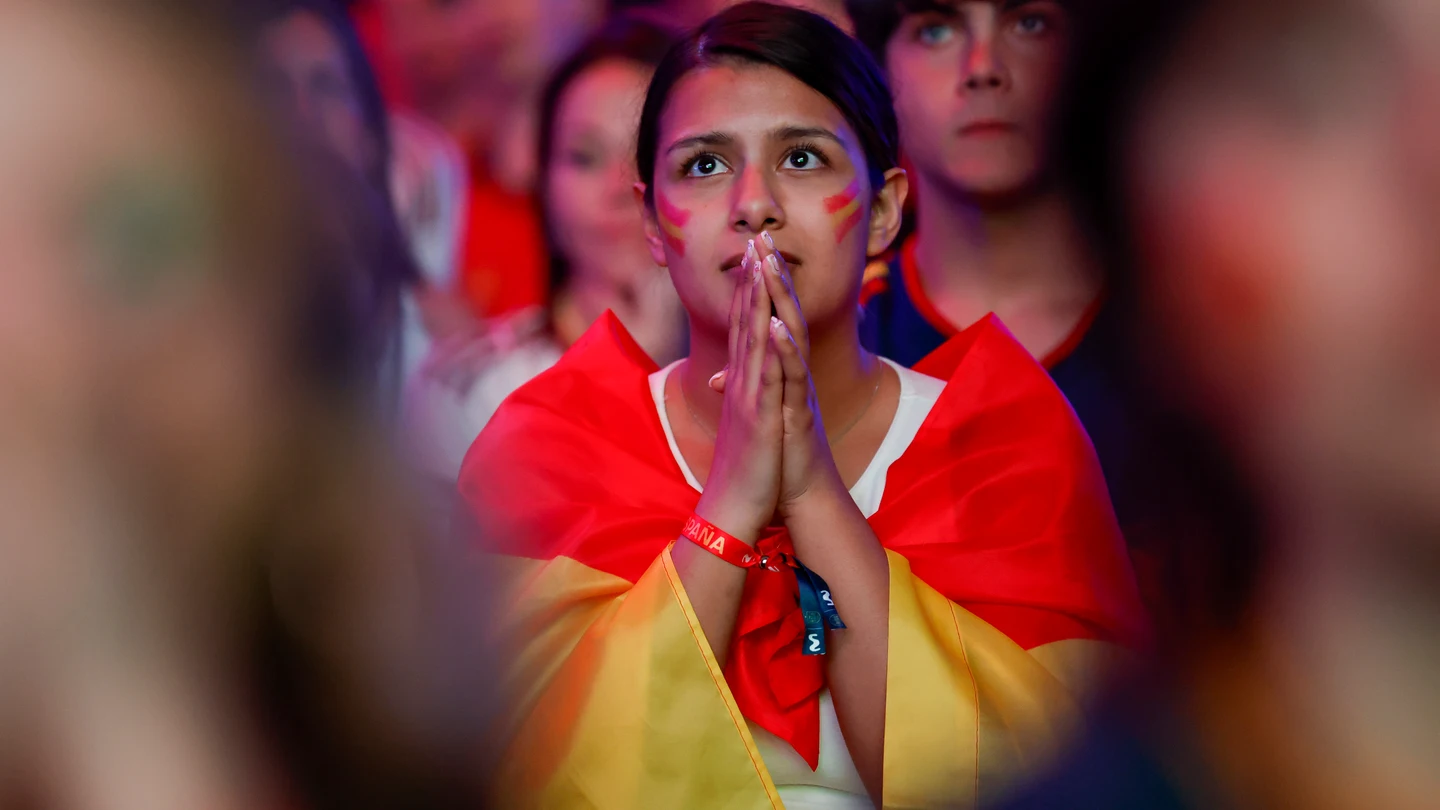 Aficionados animan previo a la retransmisión de la final del Mundial 2026 que disputan las selecciones nacionales de España y Argentina, en el Movistar Arena de Madrid. Aficionados animan previo a la retransmisión de la final del Mundial 2026 que disputan las selecciones nacionales de España y Argentina, en el Movistar Arena de Madrid.