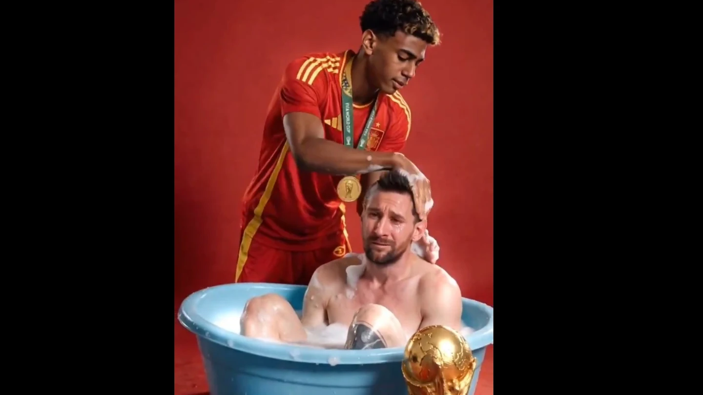 Lamine bañando a Messi en uno de los memes del Mundial Lamine bañando a Messi en uno de los memes del Mundial