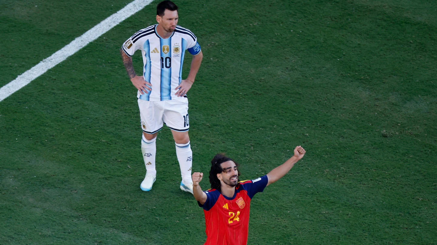 Marc Cucurella celebra el triunfo de España en el Mundial delante de Messi Marc Cucurella celebra el triunfo de España en el Mundial delante de Messi