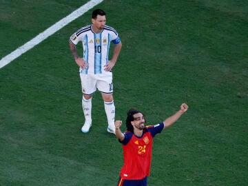 Marc Cucurella celebra el triunfo de Espa&ntilde;a en el Mundial delante de Messi