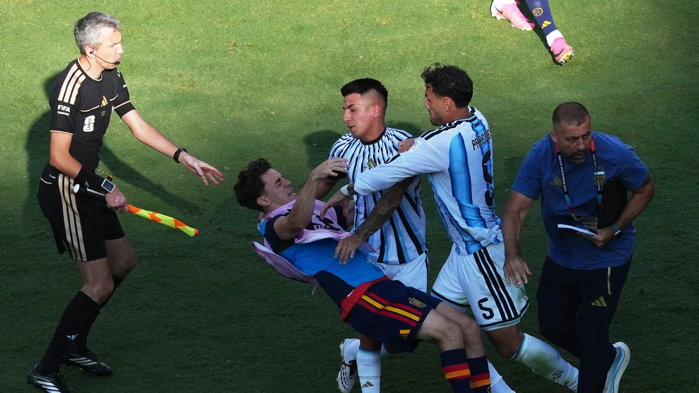 Momento de la agresión de Leandro Paredes a Gavi Momento de la agresión de Leandro Paredes a Gavi