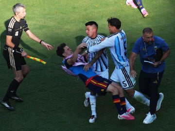 Momento de la agresi&oacute;n de Leandro Paredes a Gavi