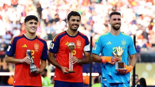 Pau Cubarsí, Rodri Hernández y Unai Simón