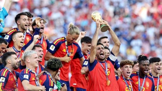Rodri levanta la Copa del Mundo al cielo de Nueva York