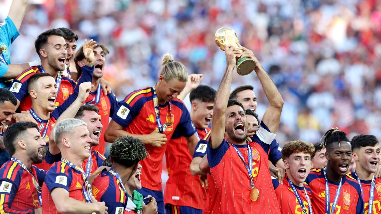 Rodri levanta la Copa del Mundo al cielo de Nueva York Rodri levanta la Copa del Mundo al cielo de Nueva York