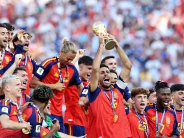 Rodri levanta la Copa del Mundo al cielo de Nueva York
