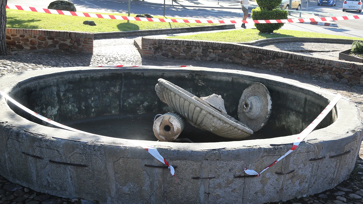Una persona ha fallecido y otra ha resultado herida tras el derrumbe de la fuente de la Glorieta del Árbol Gordo, en Ciudad Rodrigo (Salamanca) Una persona ha fallecido y otra ha resultado herida tras el derrumbe de la fuente de la Glorieta del Árbol Gordo, en Ciudad Rodrigo (Salamanca)
