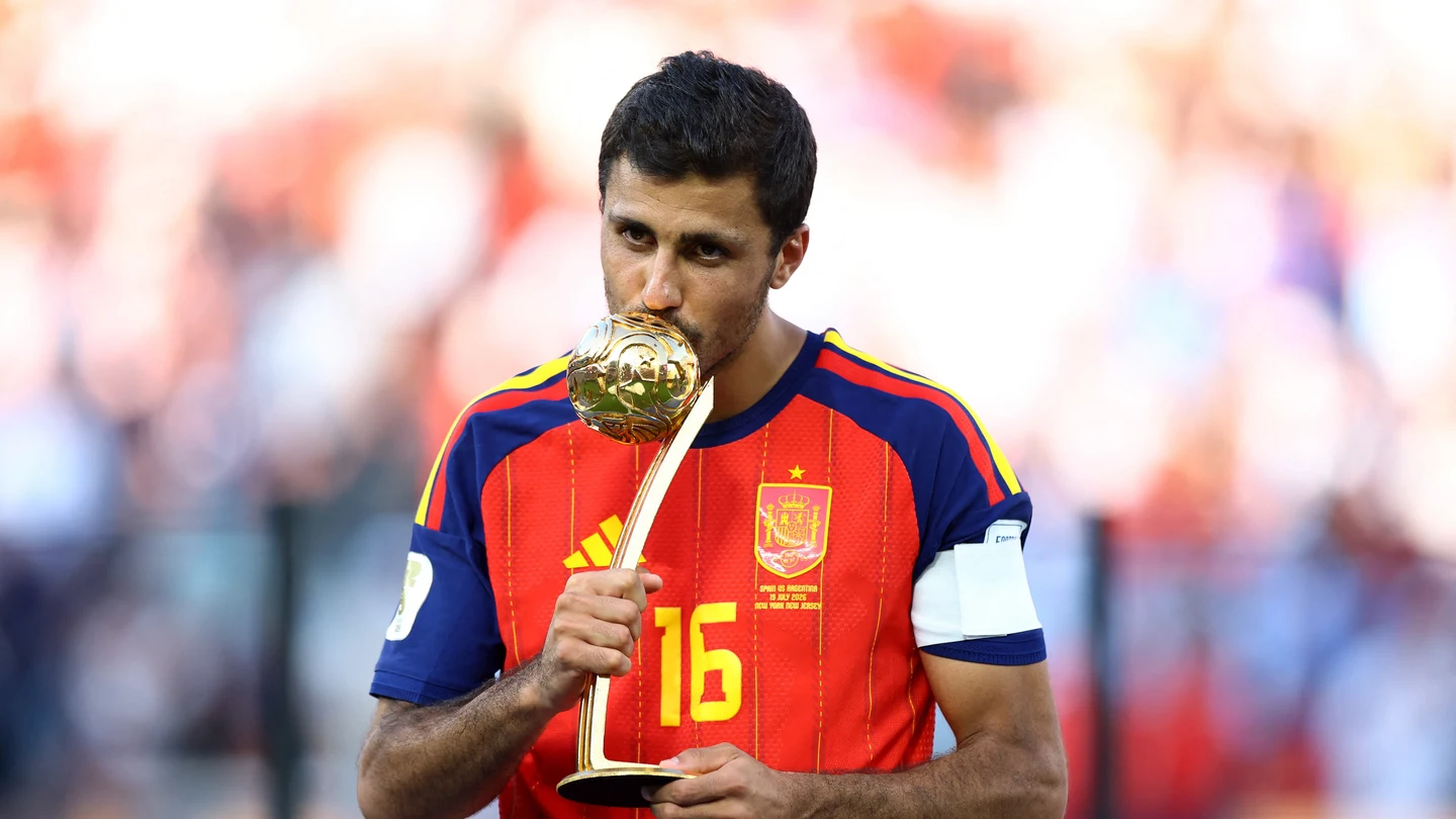 Rodri Hernández con el premio a mejor jugador del Mundial Rodri Hernández con el premio a mejor jugador del Mundial