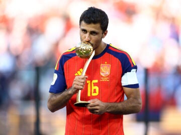 Rodri Hern&aacute;ndez con el premio a mejor jugador del Mundial