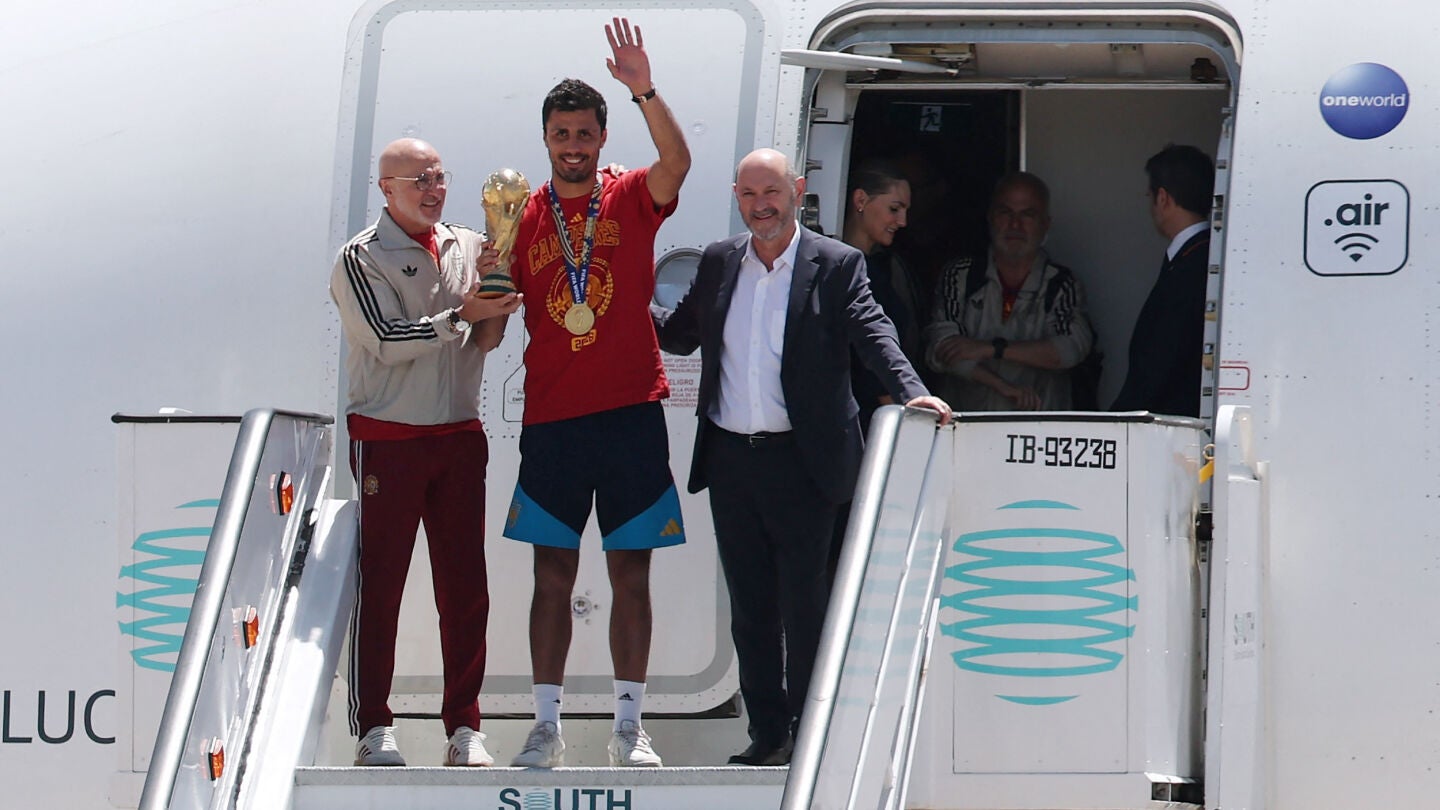 Los campeones del mundo llegan a Madrid con la copa del Mundial de fútbol