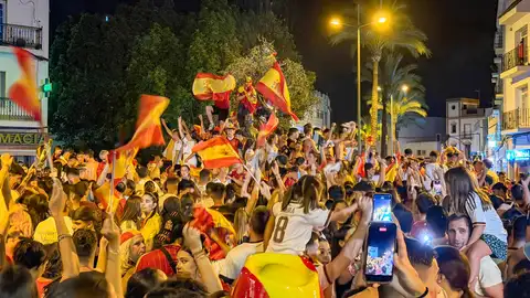 Aficionados festejando el mundial de España Aficionados festejando el mundial de España