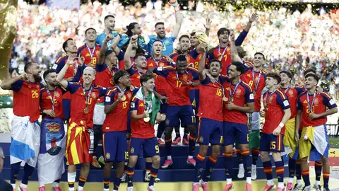 La selección española levantando la copa del mundo La selección española levantando la copa del mundo