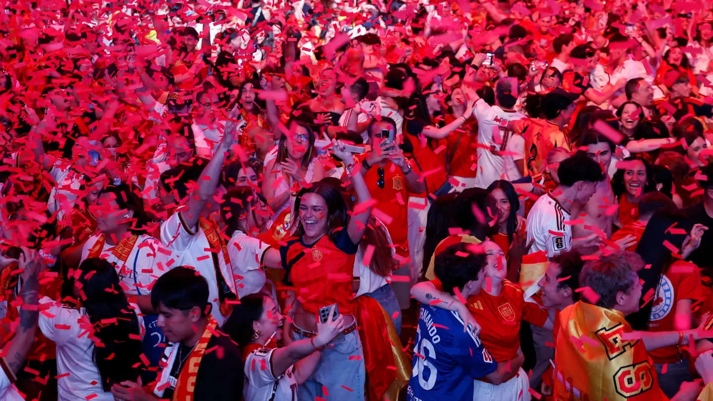 Aficionados españoles celebran la victoria de España en la final del Mundial 2026 en el Movistar Arena de Madrid Aficionados españoles celebran la victoria de España en la final del Mundial 2026 en el Movistar Arena de Madrid