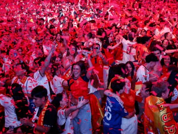 Aficionados espa&ntilde;oles celebran la victoria de Espa&ntilde;a en la final del Mundial 2026 en el Movistar Arena de Madrid