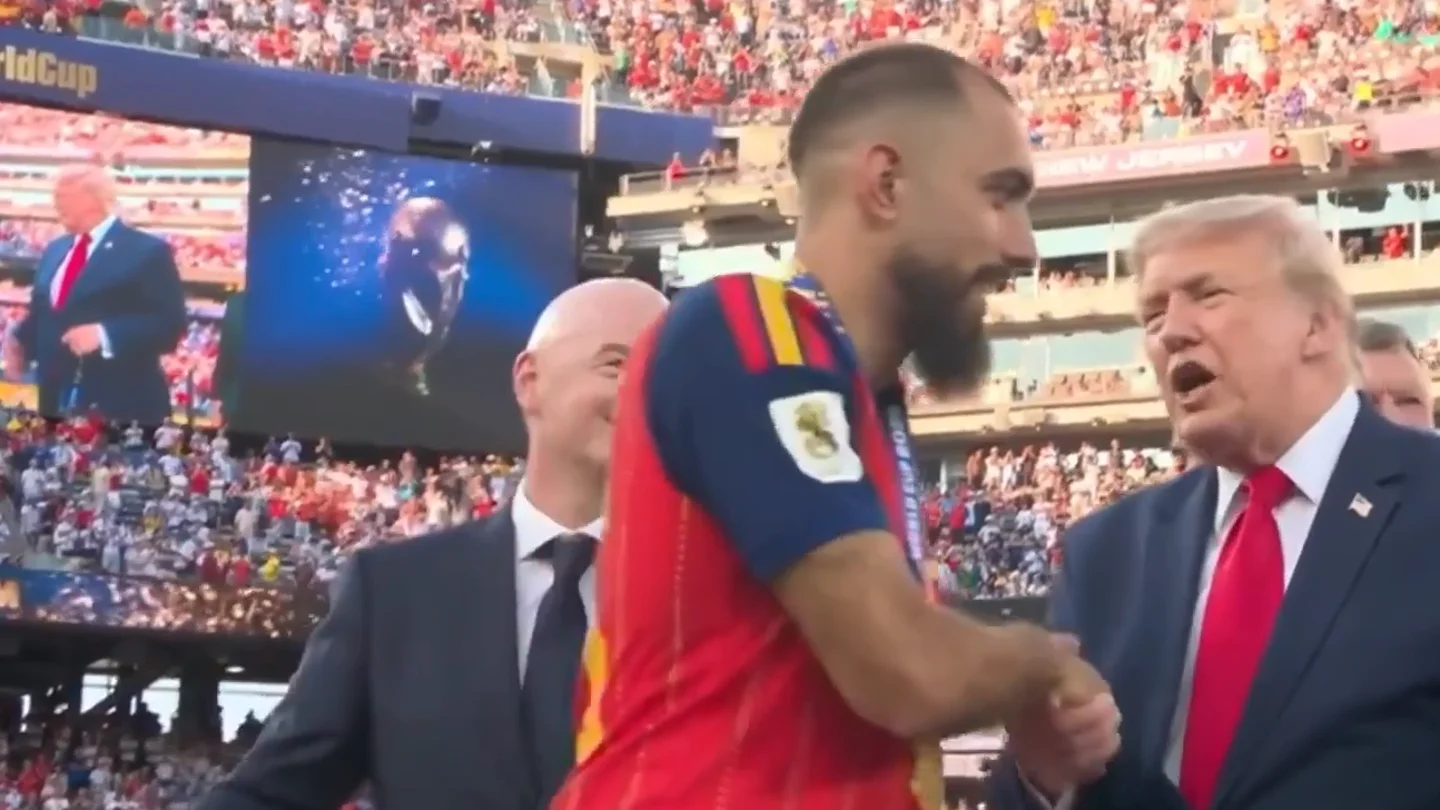 Con la mirada perdida y haciendo oídos sordos: el frío saludo de Borja Iglesias a Trump en la celebración tras la final del Mundial Con la mirada perdida y haciendo oídos sordos: el frío saludo de Borja Iglesias a Trump en la celebración tras la final del Mundial