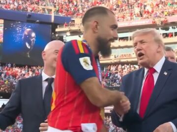Con la mirada perdida y haciendo o&iacute;dos sordos: el fr&iacute;o saludo de Borja Iglesias a Trump en la celebraci&oacute;n tras la final del Mundial 