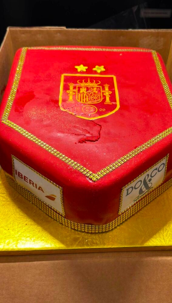 Imagen de la tarta regalo de Iberia a la Selección Española