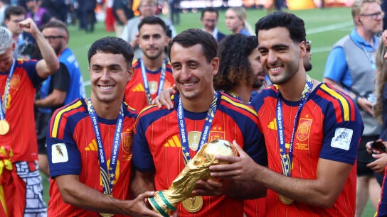 Mart&iacute;n Zubimendi, Mikel Oyarzabal y Mikel Merino celebran con el trofeo tras ganar la Copa del Mundo