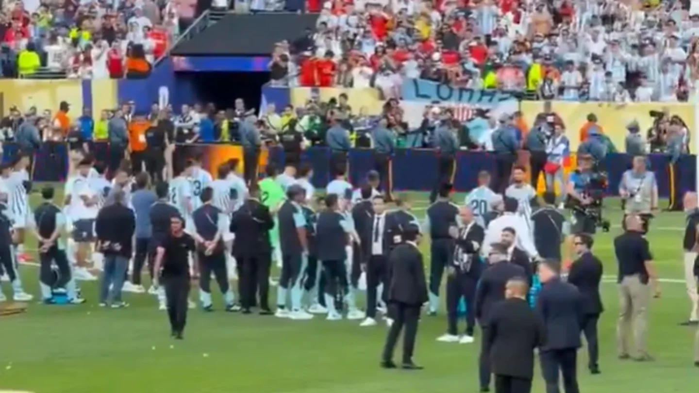 Lamentable gesto de la selección argentina mientras España levanta la Copa del Mundo Lamentable gesto de la selección argentina mientras España levanta la Copa del Mundo