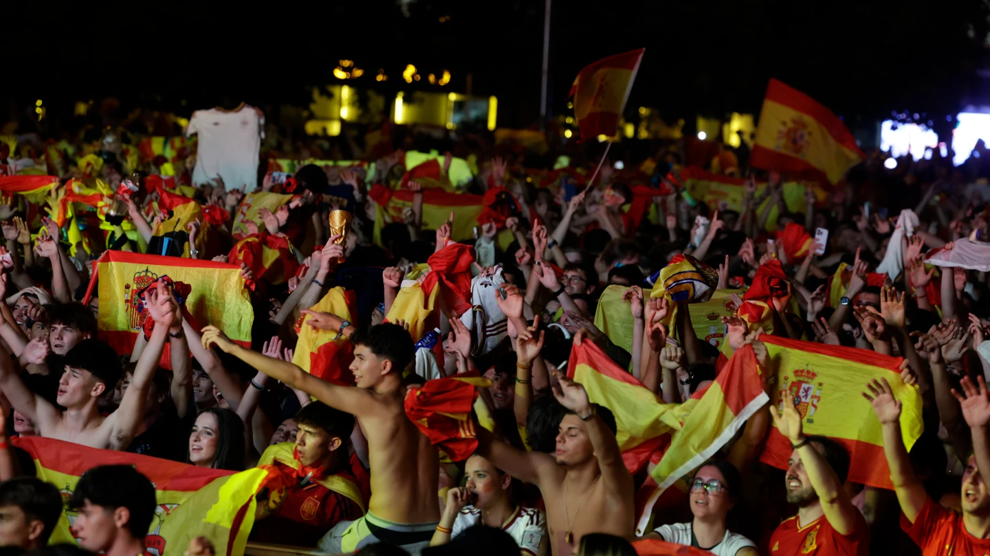 Miles de personas disfrutando de la final del Mundial 2026 en la plaza de Colón de Madrid Miles de personas disfrutando de la final del Mundial 2026 en la plaza de Colón de Madrid