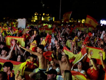 Miles de personas disfrutando de la final del Mundial 2026 en la plaza de Col&oacute;n de Madrid