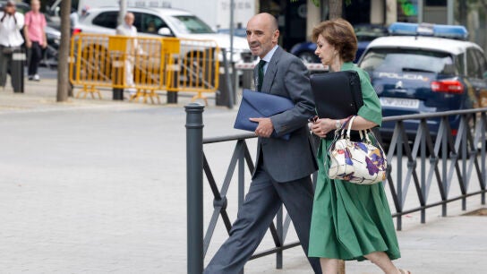 El empresario Julio Mart&iacute;nez Mart&iacute;nez, amigo de Jos&eacute; Luis Rodr&iacute;guez Zapatero y uno de los principales investigados en el caso Plus Ultra, acompa&ntilde;ado por su abogada Mar&iacute;a Dolores M&aacute;rquez del Prado