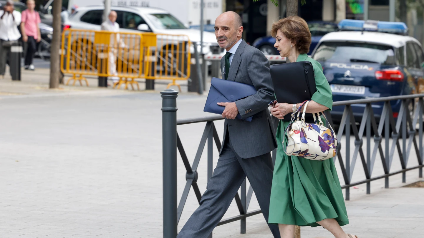El empresario Julio Martínez Martínez, amigo de José Luis Rodríguez Zapatero y uno de los principales investigados en el caso Plus Ultra, acompañado por su abogada María Dolores Márquez del Prado El empresario Julio Martínez Martínez, amigo de José Luis Rodríguez Zapatero y uno de los principales investigados en el caso Plus Ultra, acompañado por su abogada María Dolores Márquez del Prado