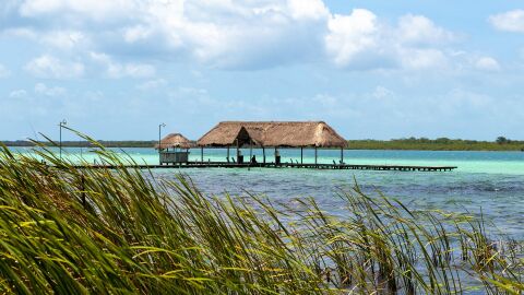 Laguna de los 7 colores en Bacalar, México