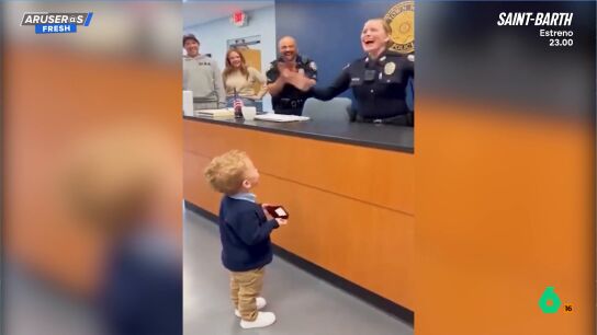 El emotivo v&iacute;deo viral del ni&ntilde;o peque&ntilde;o que le pide matrimonio a la polic&iacute;a que le salv&oacute; la vida
