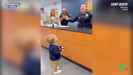 El emotivo vídeo viral del niño pequeño que le pide matrimonio a la policía que le salvó la vida El emotivo vídeo viral del niño pequeño que le pide matrimonio a la policía que le salvó la vida