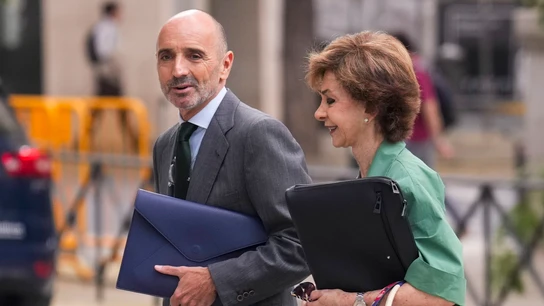 El empresario Julio Martínez Martínez, amigo de José Luis Rodríguez Zapatero y uno de los principales investigados en el caso Plus Ultra, acompañado por su abogada María Dolores Márquez del Prado El empresario Julio Martínez Martínez, amigo de José Luis Rodríguez Zapatero y uno de los principales investigados en el caso Plus Ultra, acompañado por su abogada María Dolores Márquez del Prado