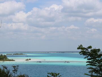 Laguna de los 7 colores en Bacalar, M&eacute;xico