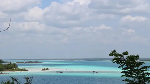 Laguna de los 7 colores en Bacalar, México Laguna de los 7 colores en Bacalar, México