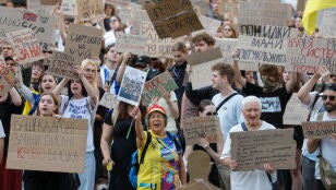 Manifestaci&oacute;n en Kyiv (Ucrania) para pedir el regreso del ministro de Defensa, destituido por Zelenski