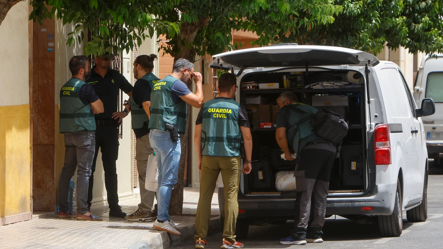 La Guardia Civil investiga como un posible crimen machista la muerte de una mujer de 56 años en Almoradí (Alicante) La Guardia Civil investiga como un posible crimen machista la muerte de una mujer de 56 años en Almoradí (Alicante)