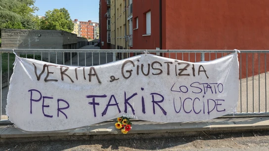 Pancarta de protesta por la muerte de Fakir, un marroquí, tras ser inmovilizado por la Policía en Bolonia (Italia). Pancarta de protesta por la muerte de Fakir, un marroquí, tras ser inmovilizado por la Policía en Bolonia (Italia).