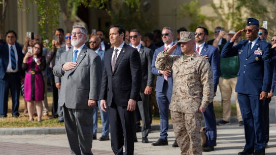 El secretario de Estado de EEUU, Marco Rubio, asisten a una ceremonia de izamiento de bandera en la embajada durante la visita de Rubio a Oriente Medio para discutir el acuerdo provisional entre EEUU e Ir&aacute;n