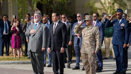 El secretario de Estado de EEUU, Marco Rubio, asisten a una ceremonia de izamiento de bandera en la embajada durante la visita de Rubio a Oriente Medio para discutir el acuerdo provisional entre EEUU e Irán El secretario de Estado de EEUU, Marco Rubio, asisten a una ceremonia de izamiento de bandera en la embajada durante la visita de Rubio a Oriente Medio para discutir el acuerdo provisional entre EEUU e Irán