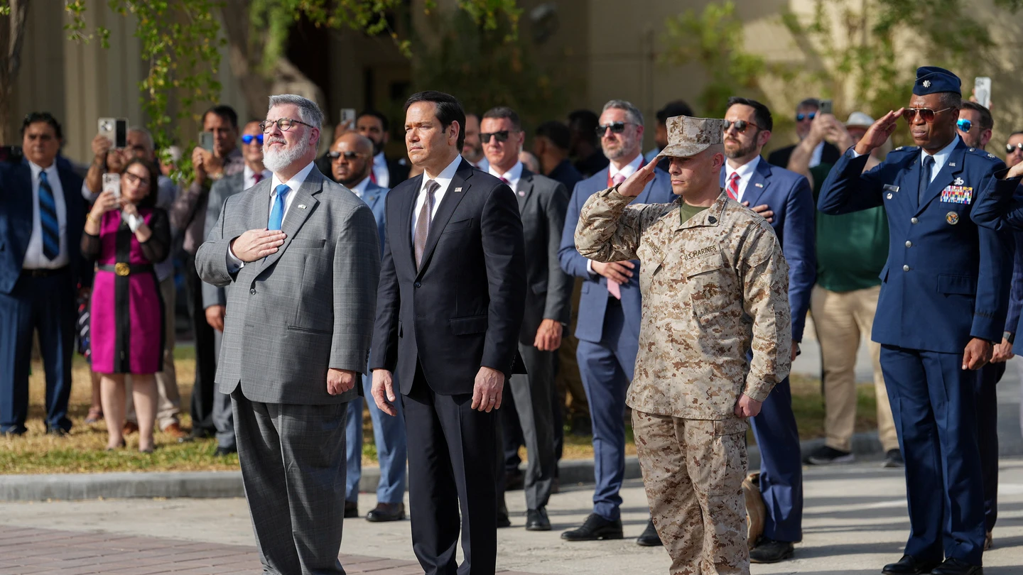 El secretario de Estado de EEUU, Marco Rubio, asisten a una ceremonia de izamiento de bandera en la embajada durante la visita de Rubio a Oriente Medio para discutir el acuerdo provisional entre EEUU e Irán El secretario de Estado de EEUU, Marco Rubio, asisten a una ceremonia de izamiento de bandera en la embajada durante la visita de Rubio a Oriente Medio para discutir el acuerdo provisional entre EEUU e Irán