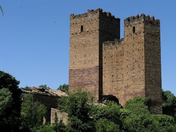 Torres en ruinas en Yesa