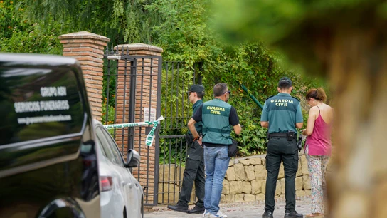 Agentes de la Guardia Civil y los servicios funerarios en Los Arqueros (Benahavís) Agentes de la Guardia Civil y los servicios funerarios en Los Arqueros (Benahavís)