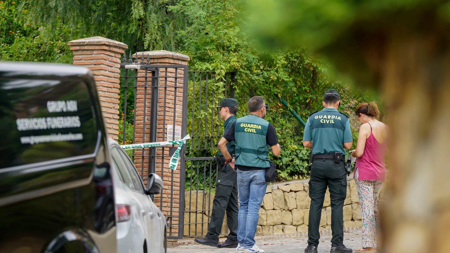 Agentes de la Guardia Civil y los servicios funerarios en Los Arqueros (Benahavís) Agentes de la Guardia Civil y los servicios funerarios en Los Arqueros (Benahavís)