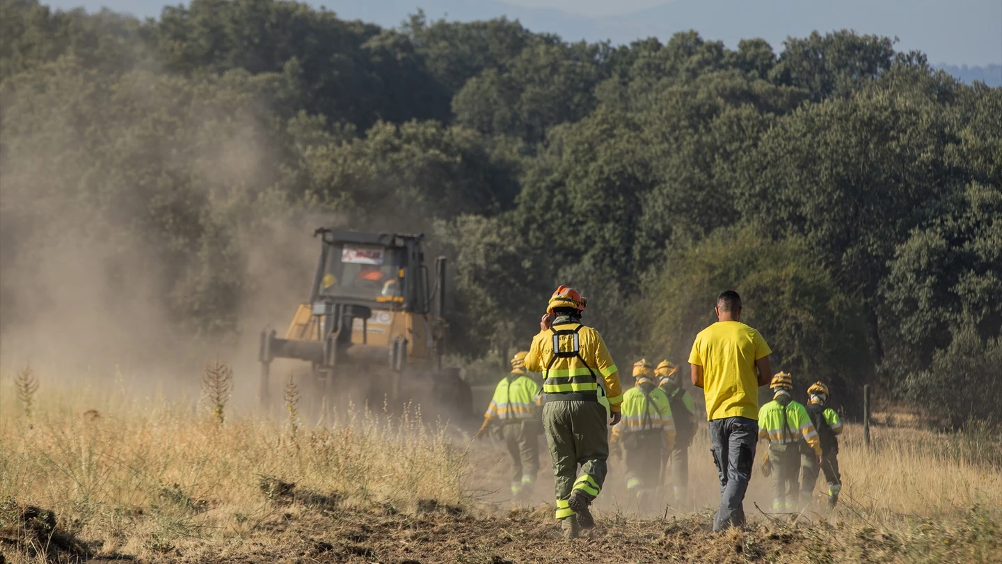 Trabajos de extinción en el incendio de Brieva (Segovia) en la mañana de este martes. Trabajos de extinción en el incendio de Brieva (Segovia) en la mañana de este martes.