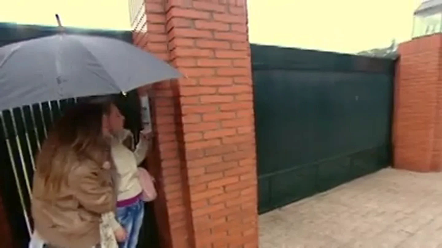 'La Jessy' y 'la Rut' van puerta por puerta a buscar trabajo en La Moraleja... y nadie les abre: "Ni que tuviéramos la peste" 'La Jessy' y 'la Rut' van puerta por puerta a buscar trabajo en La Moraleja... y nadie les abre: "Ni que tuviéramos la peste"