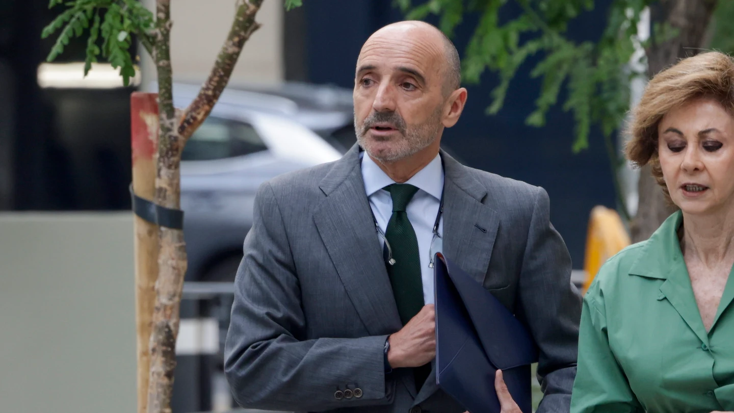 El empresario Julio Martínez Martínez, amigo de José Luis Rodríguez Zapatero y uno de los principales investigados en el caso Plus Ultra, acompañado por su abogada María Dolores Márquez del Prado El empresario Julio Martínez Martínez, amigo de José Luis Rodríguez Zapatero y uno de los principales investigados en el caso Plus Ultra, acompañado por su abogada María Dolores Márquez del Prado